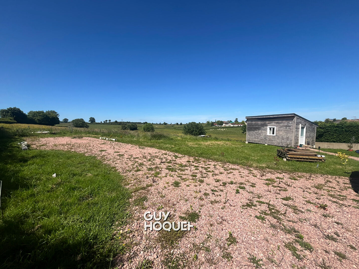 TERRAIN À BÂTIR 1 864 m² ! VUE DÉGAGÉE + BUNGALOW AMENAGÉ