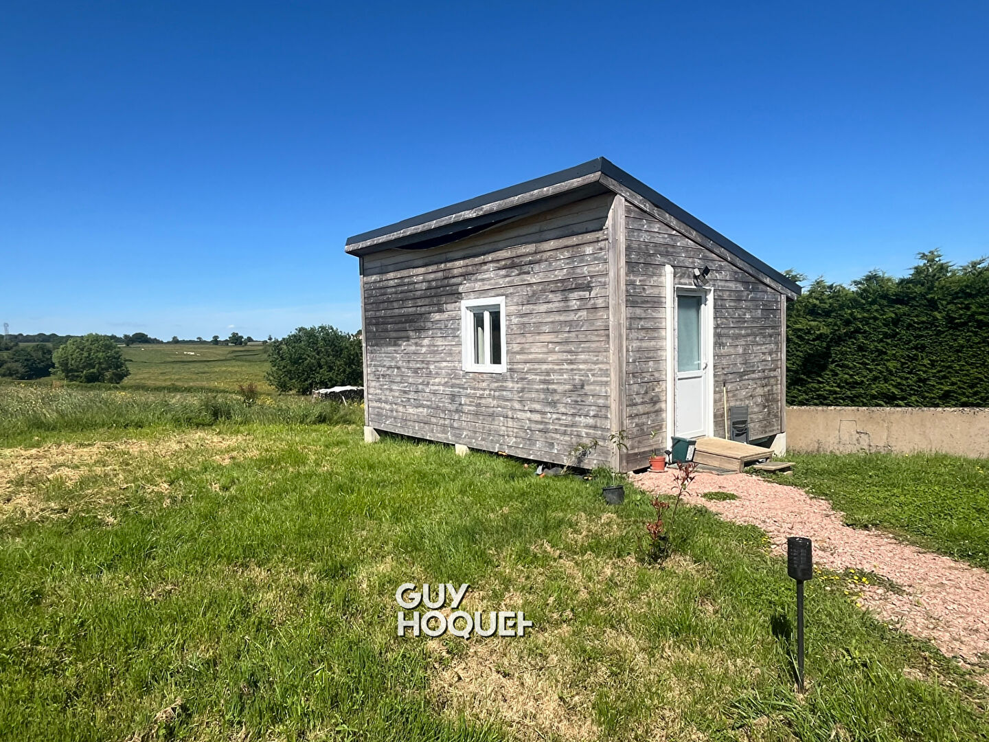 TERRAIN À BÂTIR 1 864 m² ! VUE DÉGAGÉE + BUNGALOW AMENAGÉ