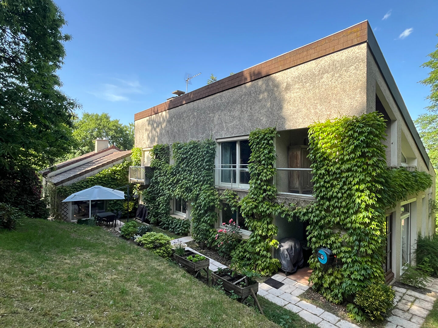 MONTCENIS - BELLE VILLA D'ARCHITECTE 