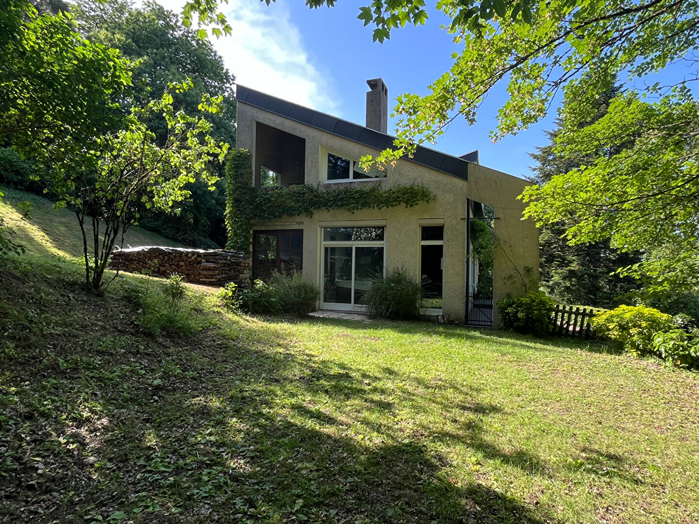 MONTCENIS - BELLE VILLA D'ARCHITECTE 