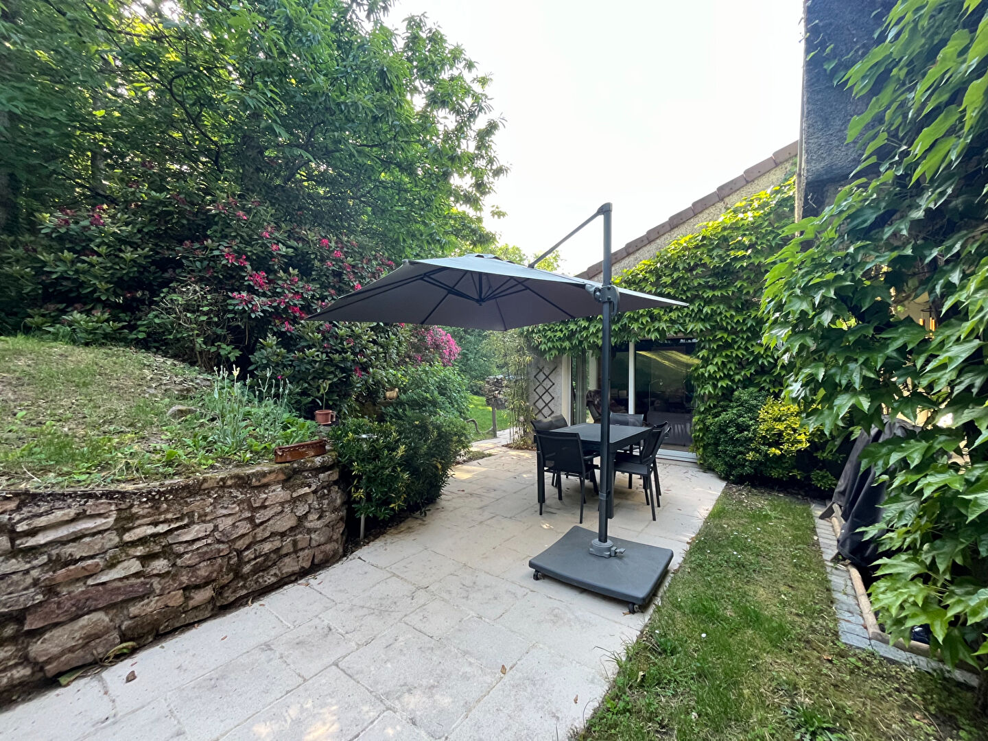 MONTCENIS - BELLE VILLA D'ARCHITECTE 
