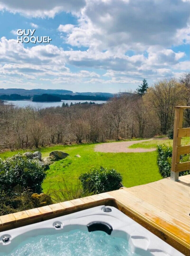 Maison de plain-pied avec piscine, jacuzzi et vue exceptionnelle sur le Lac des Settons