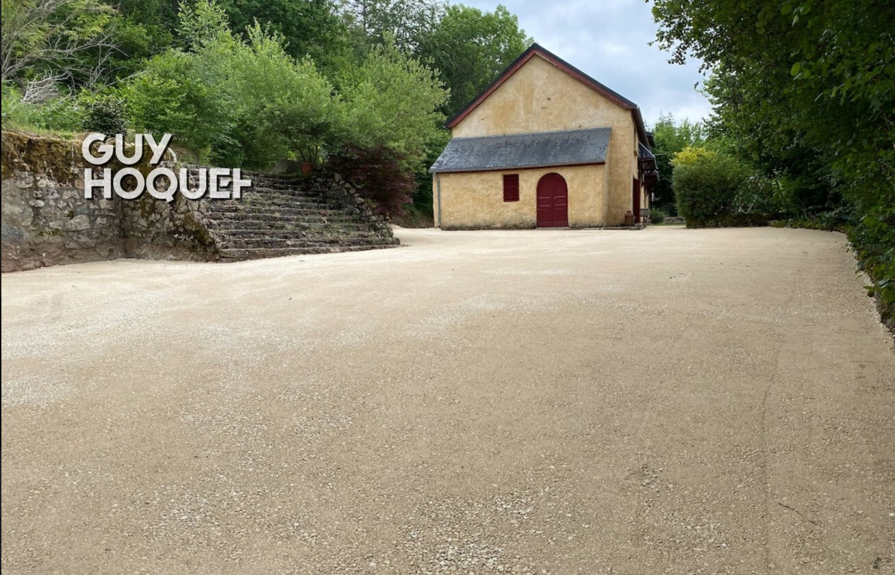 À seulement 2 minutes du Lac des Settons ? Belle maison en pierre rénovée de 201 m² avec terrain et dépendances