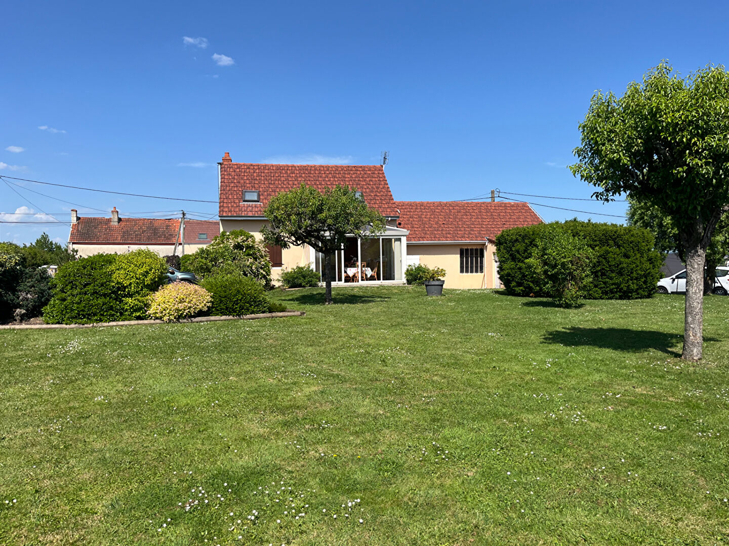 MAISON 95 m2 - BEAU JARDIN PAYSAGE ET ARBORE