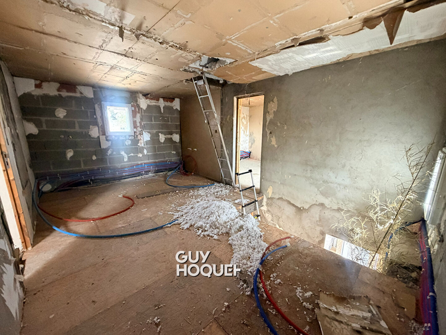 MAISON À FORT POTENTIEL AVEC GRAND TERRAIN À POUILLOUX !!!