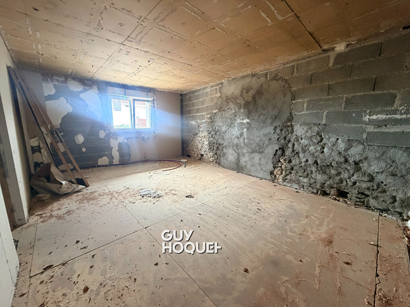 MAISON À FORT POTENTIEL AVEC GRAND TERRAIN À POUILLOUX !!!