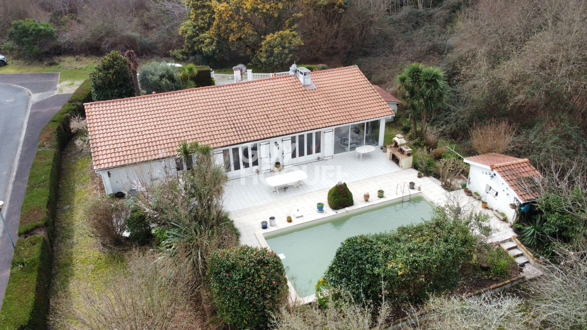 GASTES : maison 3 chambres avec jardin arboré, terrasse et piscine à 100 m du lac