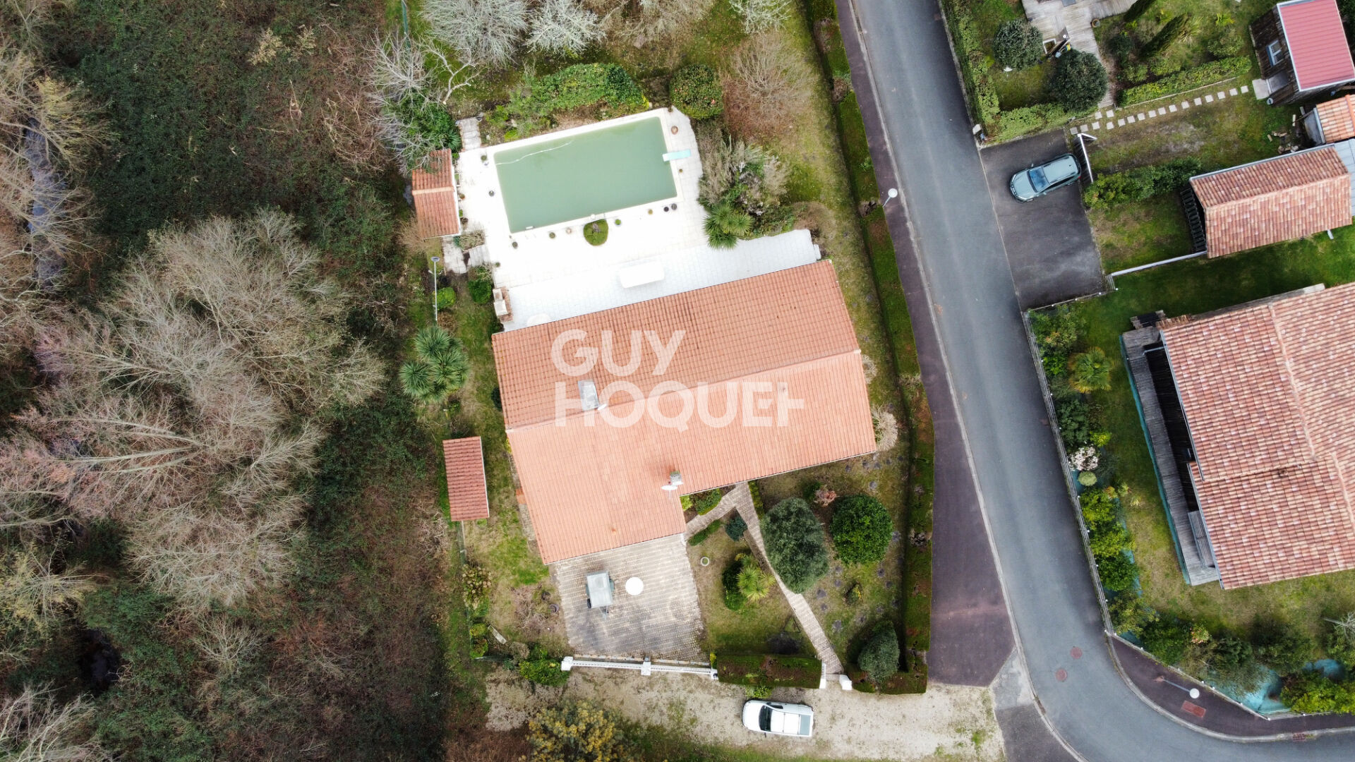 GASTES : maison 3 chambres avec jardin arboré, terrasse et piscine à 100 m du lac