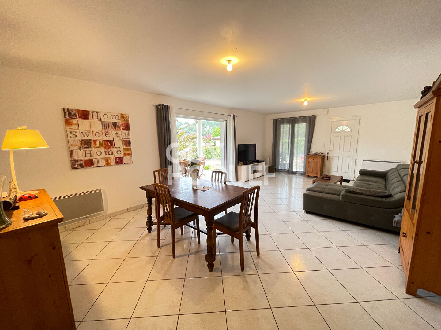 Maison familiale avec piscine sur terrain de 1165 m² à Ychoux