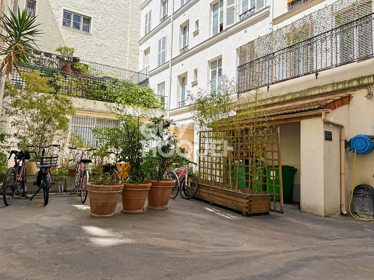 2 Chambres de service à réunir - M° Bonne Nouvelle