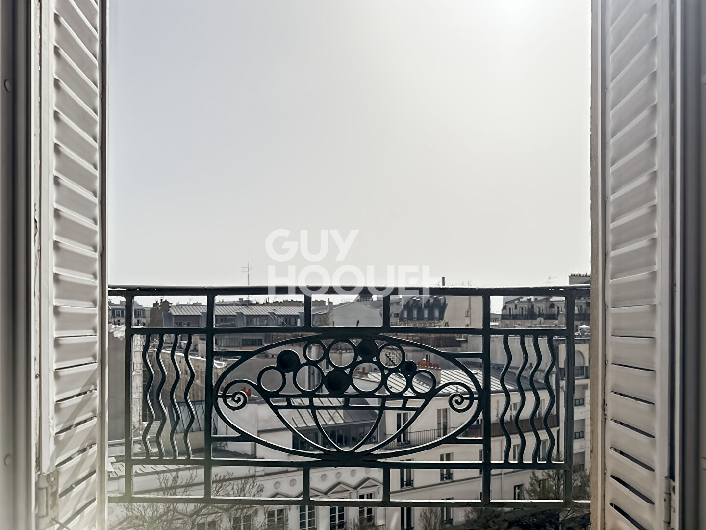 Studio équipé - Étage élevé avec ascenseur - Métro Louis Blanc