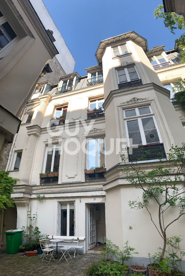 Loft / Duplex  - 4 pièces - Rue des Saules - 735 000
