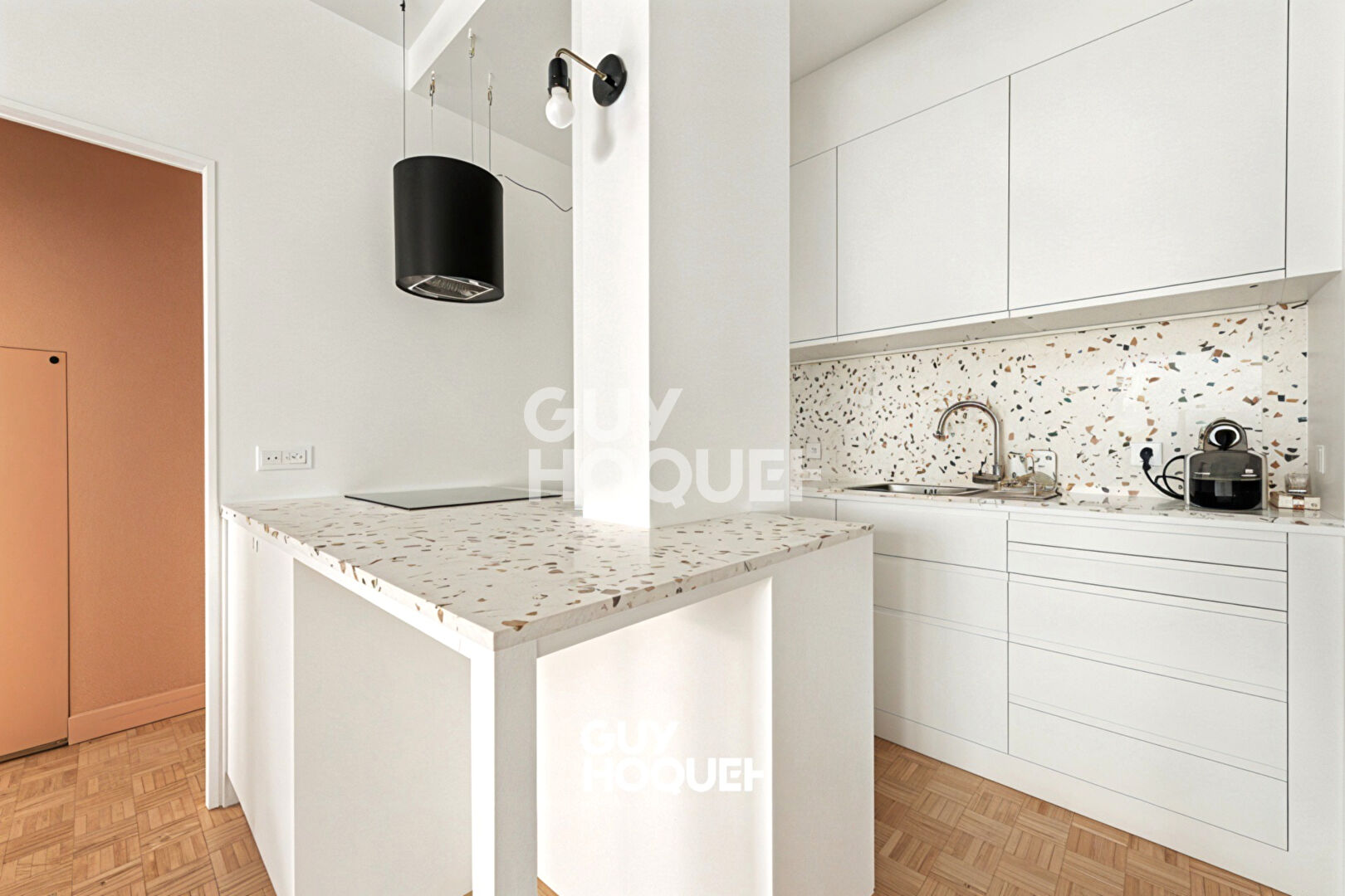 Le canal Saint Martin au bout de la rue