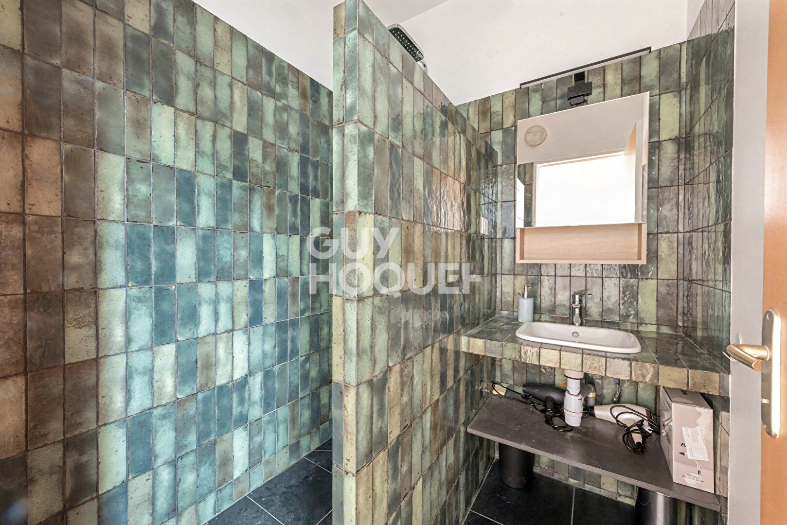 Le canal Saint Martin au bout de la rue