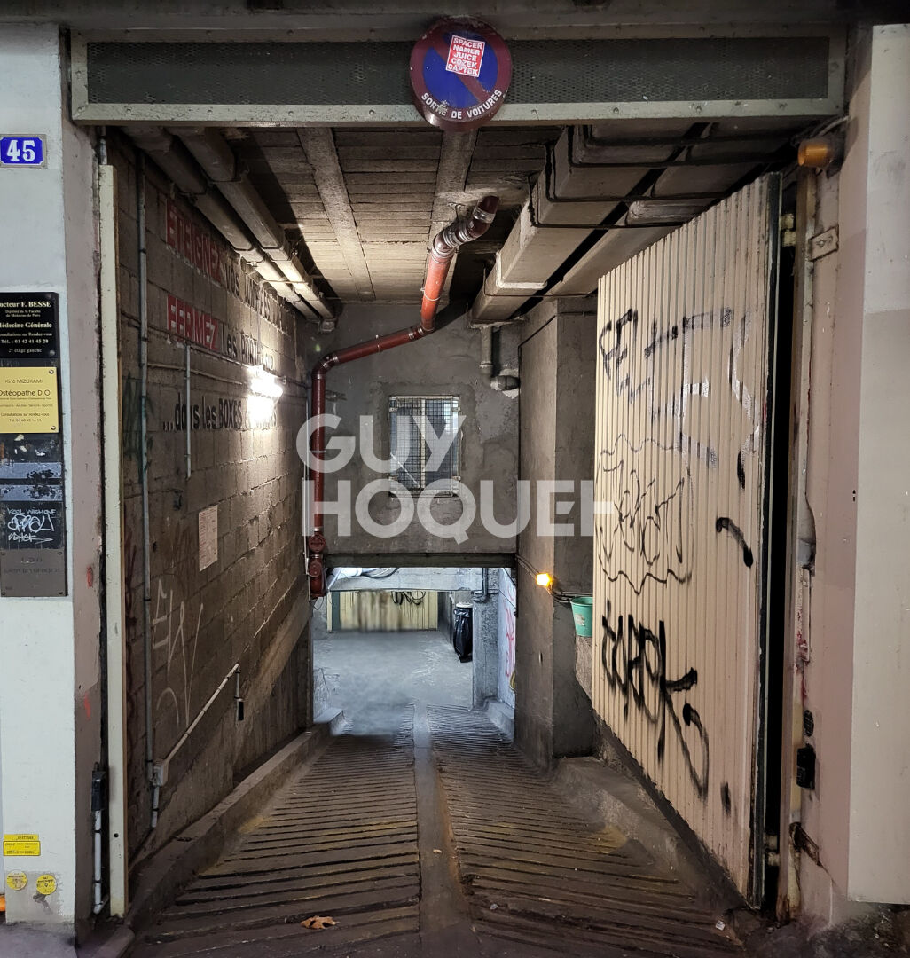 Box / Parking avec ascenseur Rue de Lancry