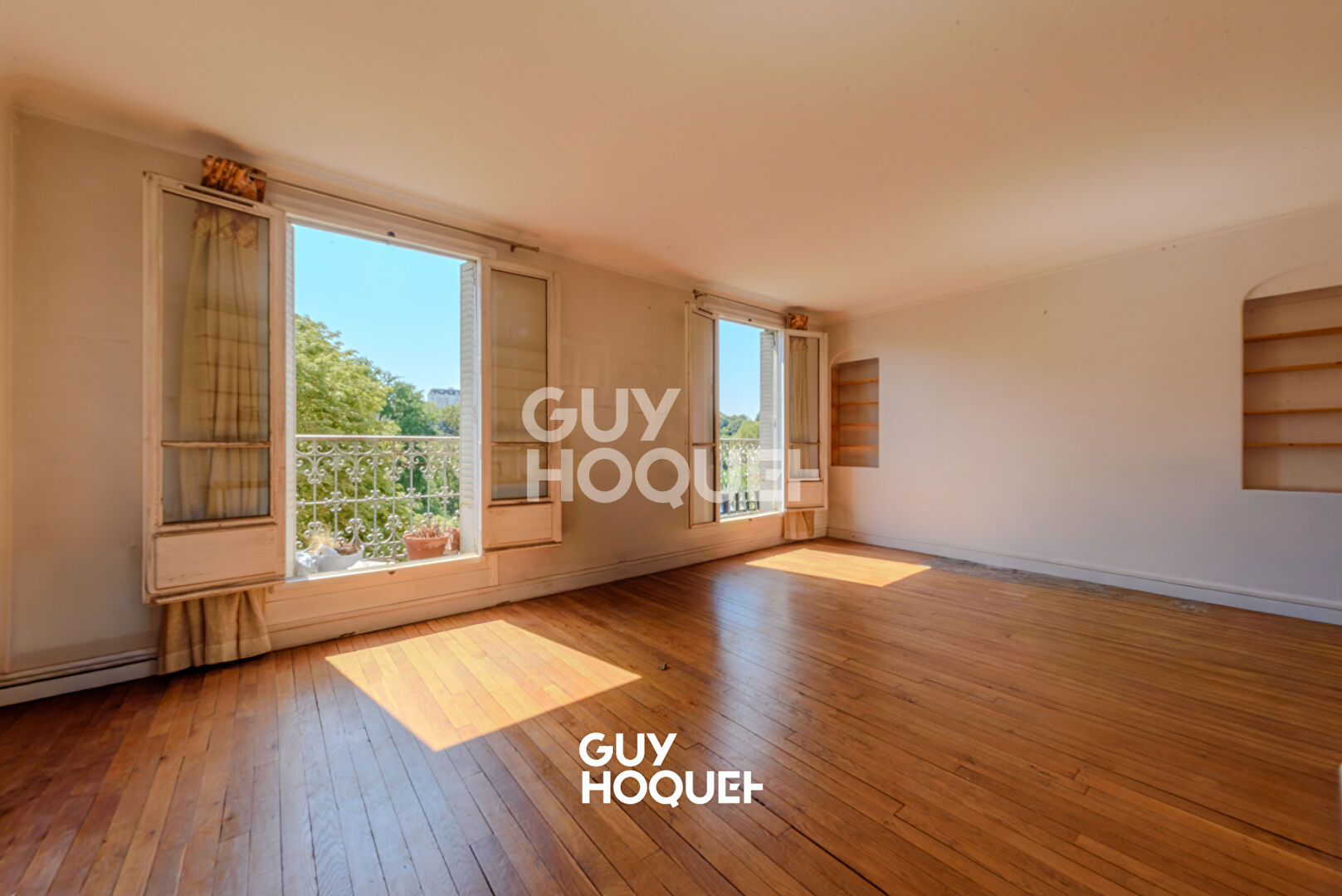 Balcon avec vue sur les Buttes Chaumont