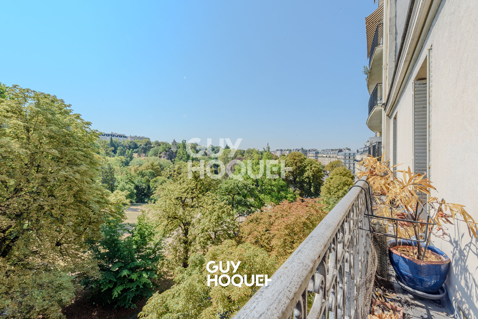 Balcon avec vue sur les Buttes Chaumont