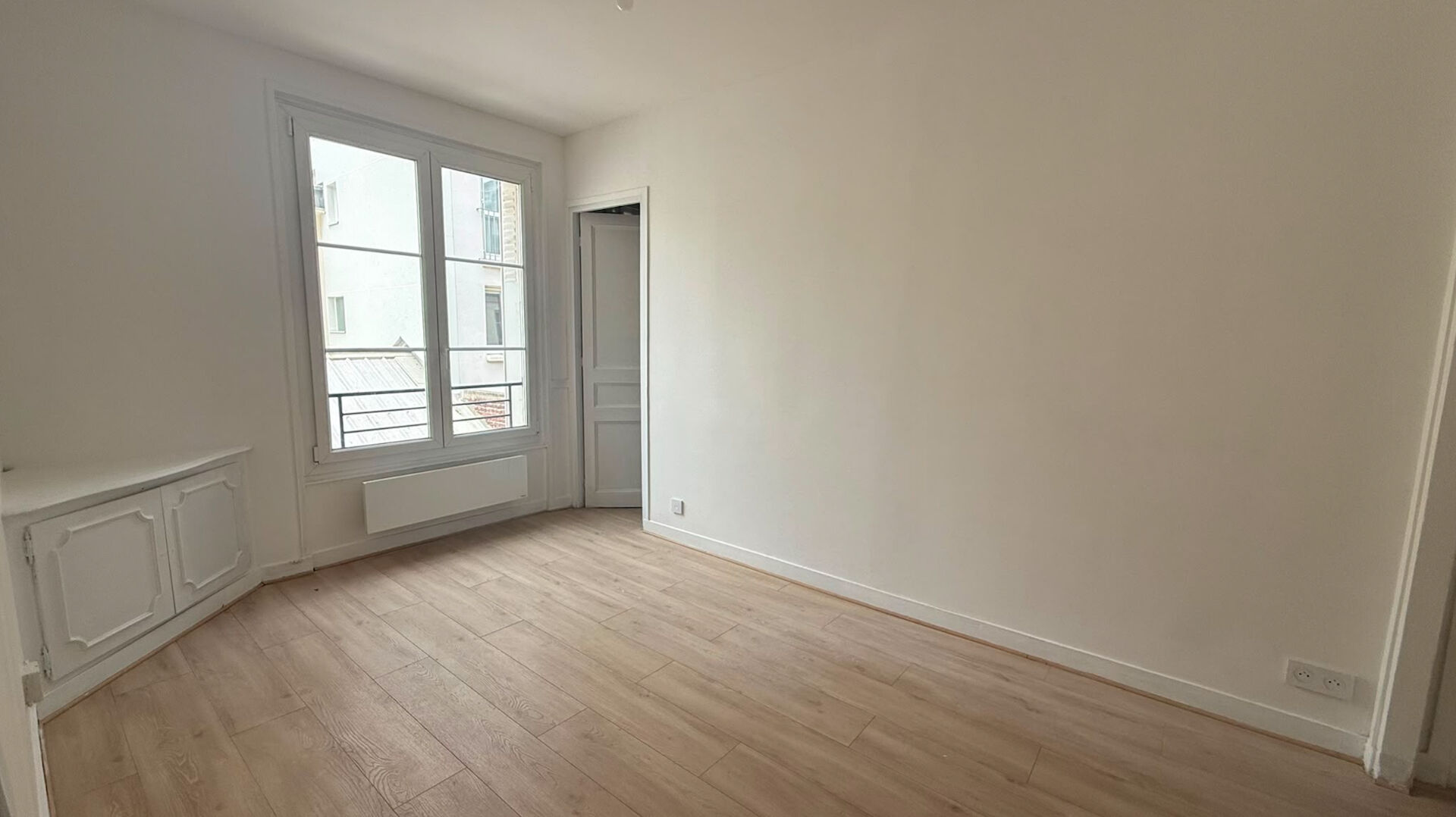 Appartement 2 pièces 43 m² 10 PARIS 75017 1 427 € / mois Votre agence Guy Hoquet Paris Charonne-Faidherbe vous propose à la locati