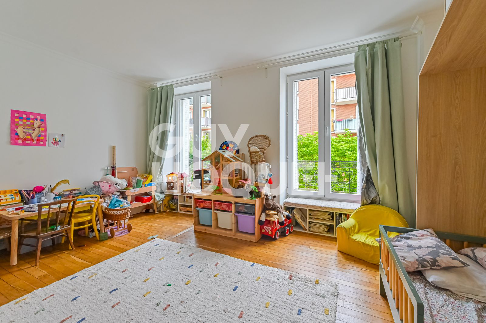 Issy-les-Moulineaux ? Bel appartement familial avec jardin privatif de 45m2.