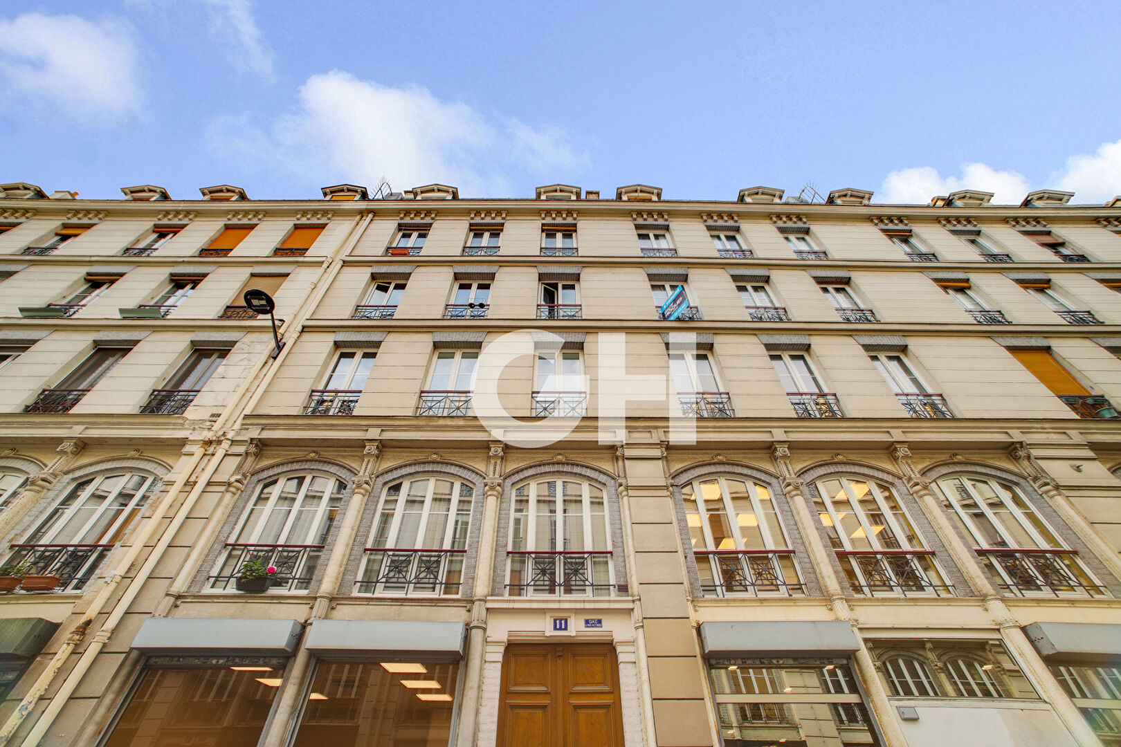 3 pièces de 48 m² alliant cachet et confort dans une rue emblématique du 11ème arrondissement.
