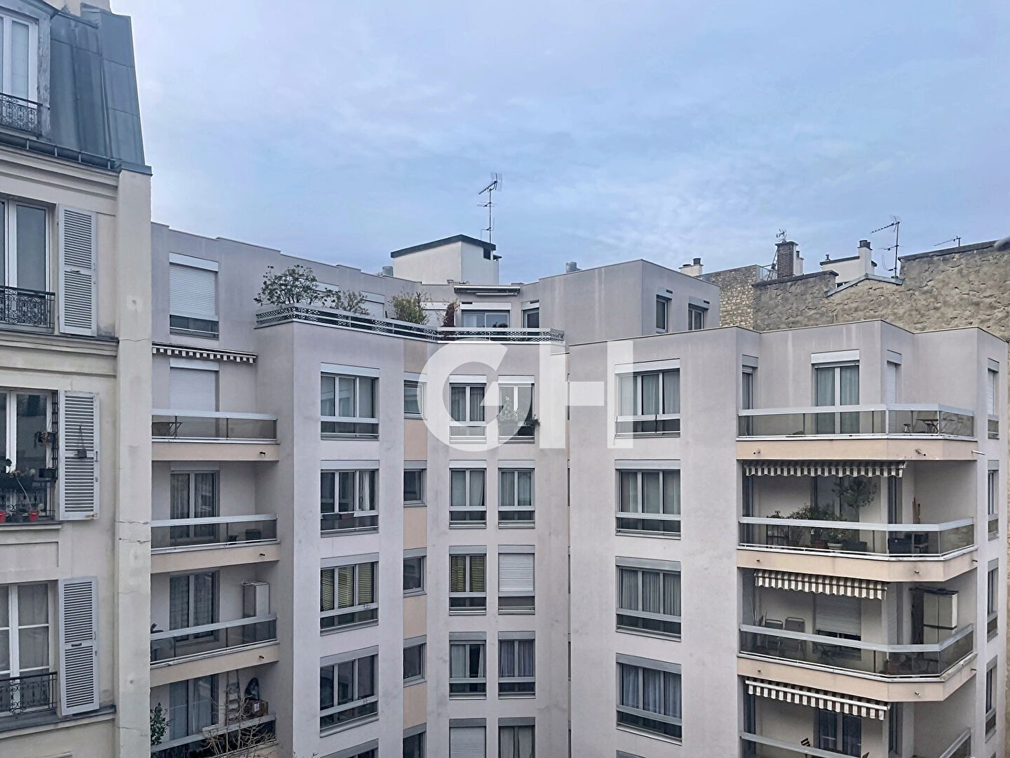 Location 2 pièces métro Voltaire