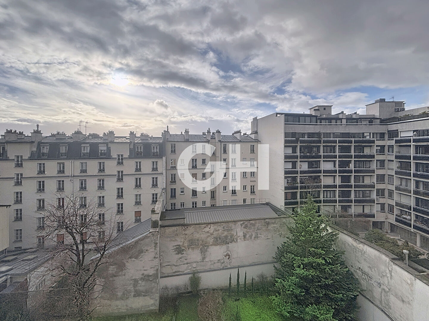 PARIS 11ème MÉTRO VOLTAIRE ? STUDIO LUMINEUX ÉTAGE ÉLEVÉ