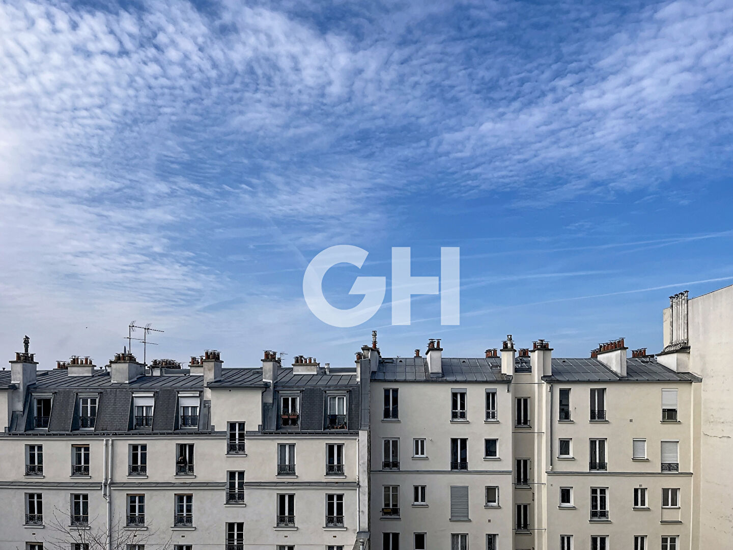 PARIS 11ème MÉTRO VOLTAIRE - STUDIO LUMINEUX ÉTAGE ÉLEVÉ