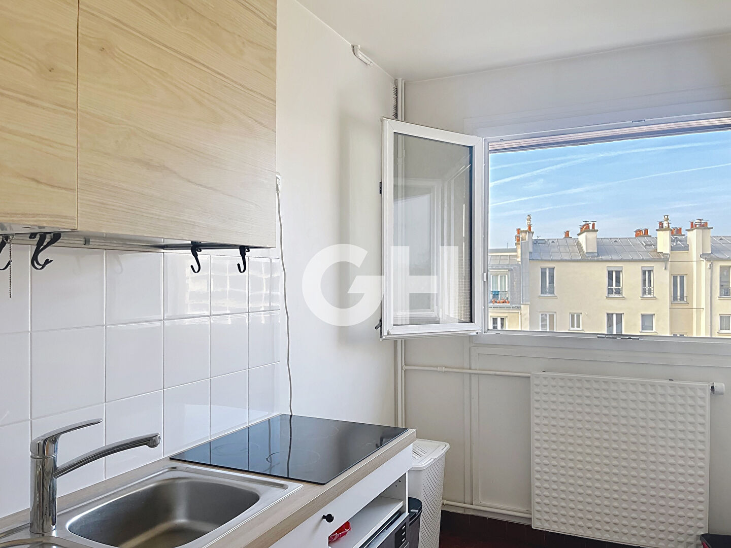 PARIS 11ème MÉTRO VOLTAIRE - STUDIO LUMINEUX ÉTAGE ÉLEVÉ