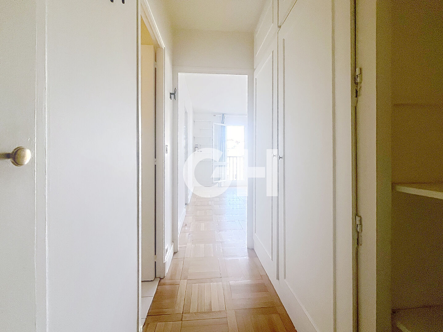 PARIS 11ème MÉTRO VOLTAIRE - STUDIO LUMINEUX ÉTAGE ÉLEVÉ