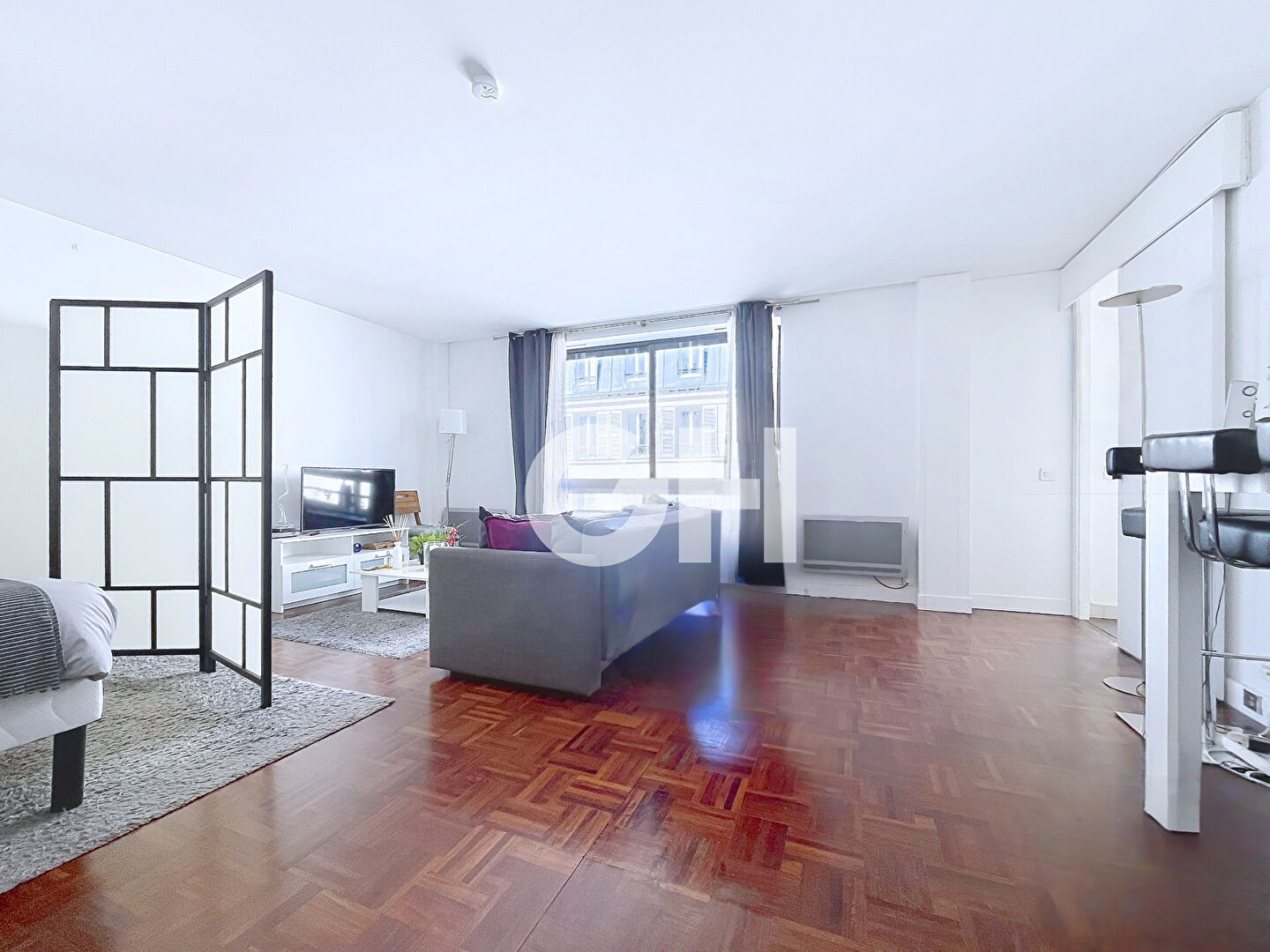 Grand studio de 47 m2 dans immeuble de standing -rue calme toute proximité de la Place de la Nation