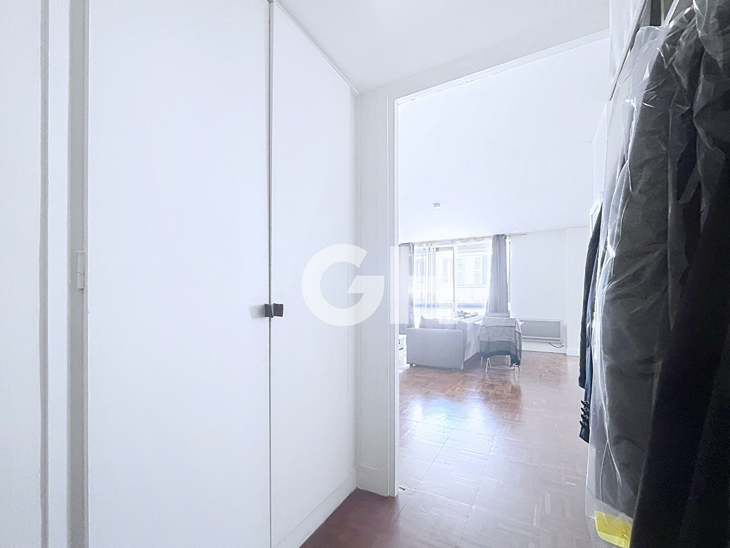 Grand studio de 47 m2 dans immeuble de standing -rue calme toute proximité de la Place de la Nation