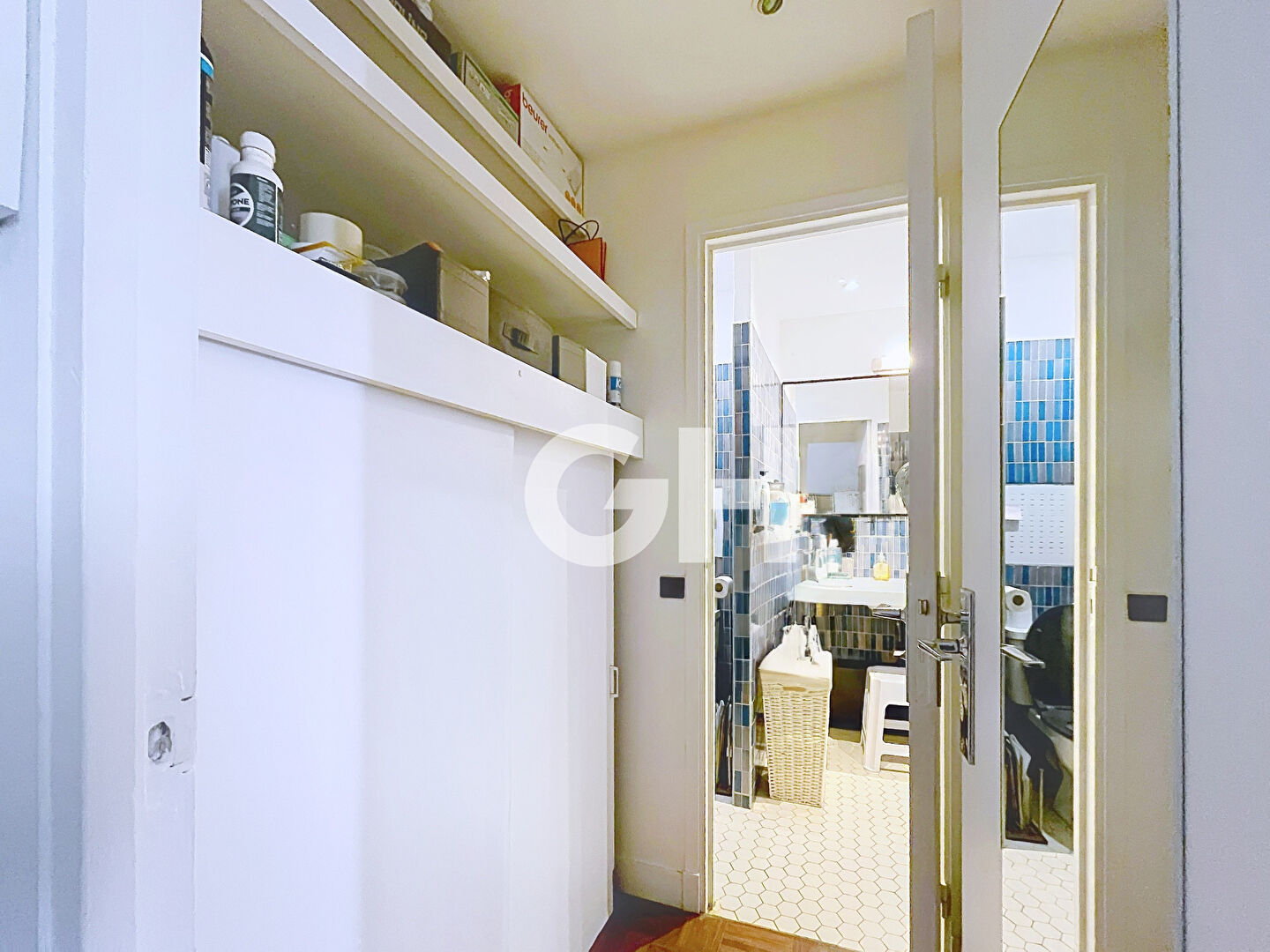 Grand studio de 47 m2 dans immeuble de standing -rue calme toute proximité de la Place de la Nation