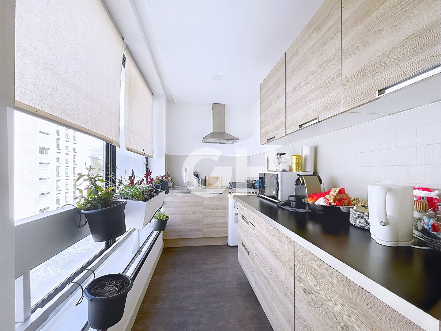 Grand studio de 47 m2 dans immeuble de standing -rue calme toute proximité de la Place de la Nation