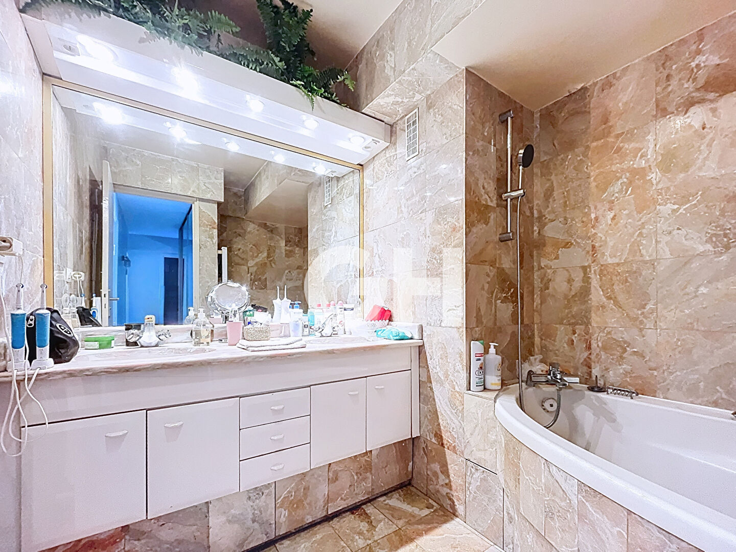 4 pièces familial de 98 m2, vraies grandes pièces baignées de lumière