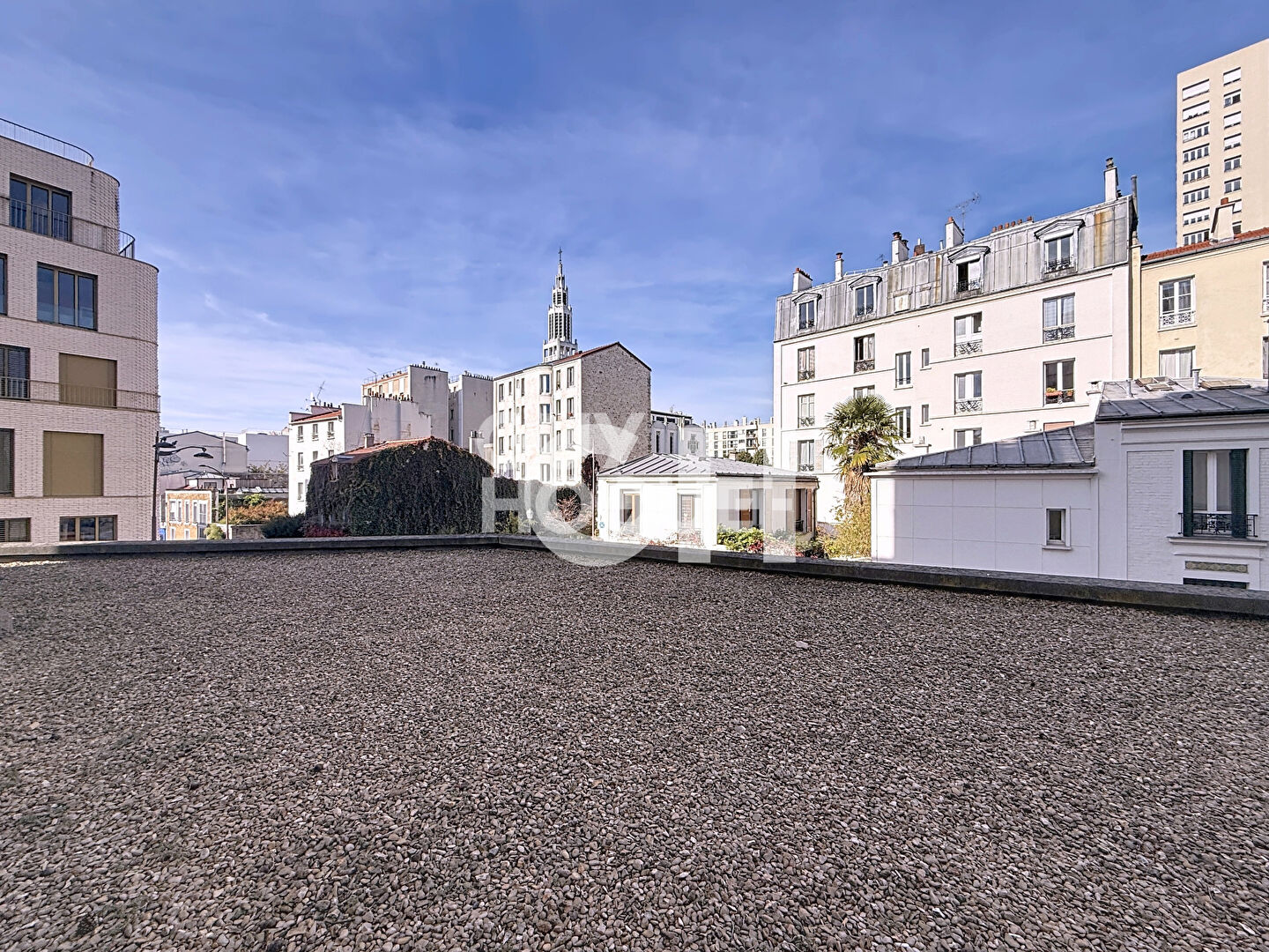 Proximité immédiate de la place de Réunion (75020), des commerces et des transports