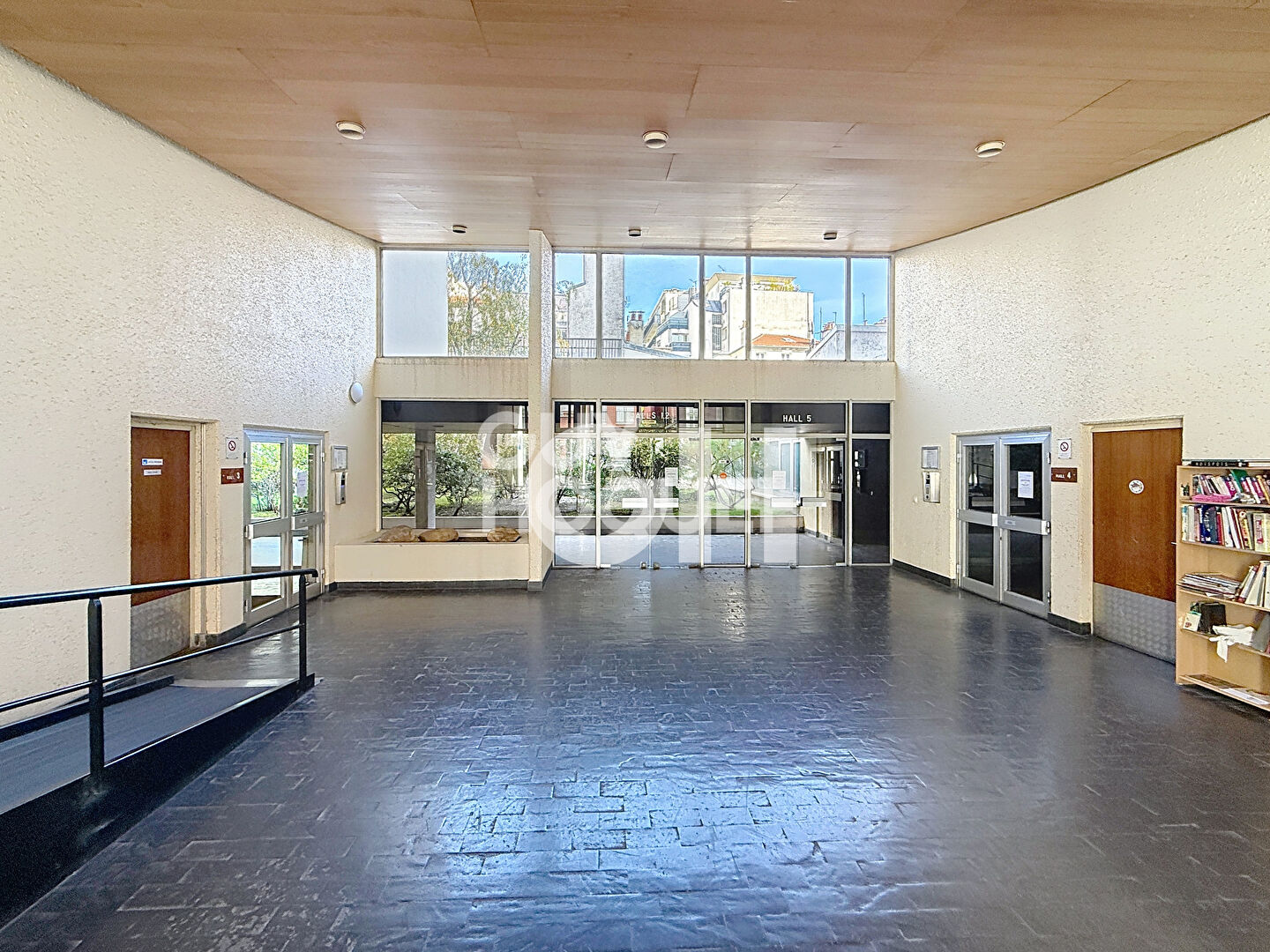 Proximité immédiate de la place de Réunion (75020), des commerces et des transports