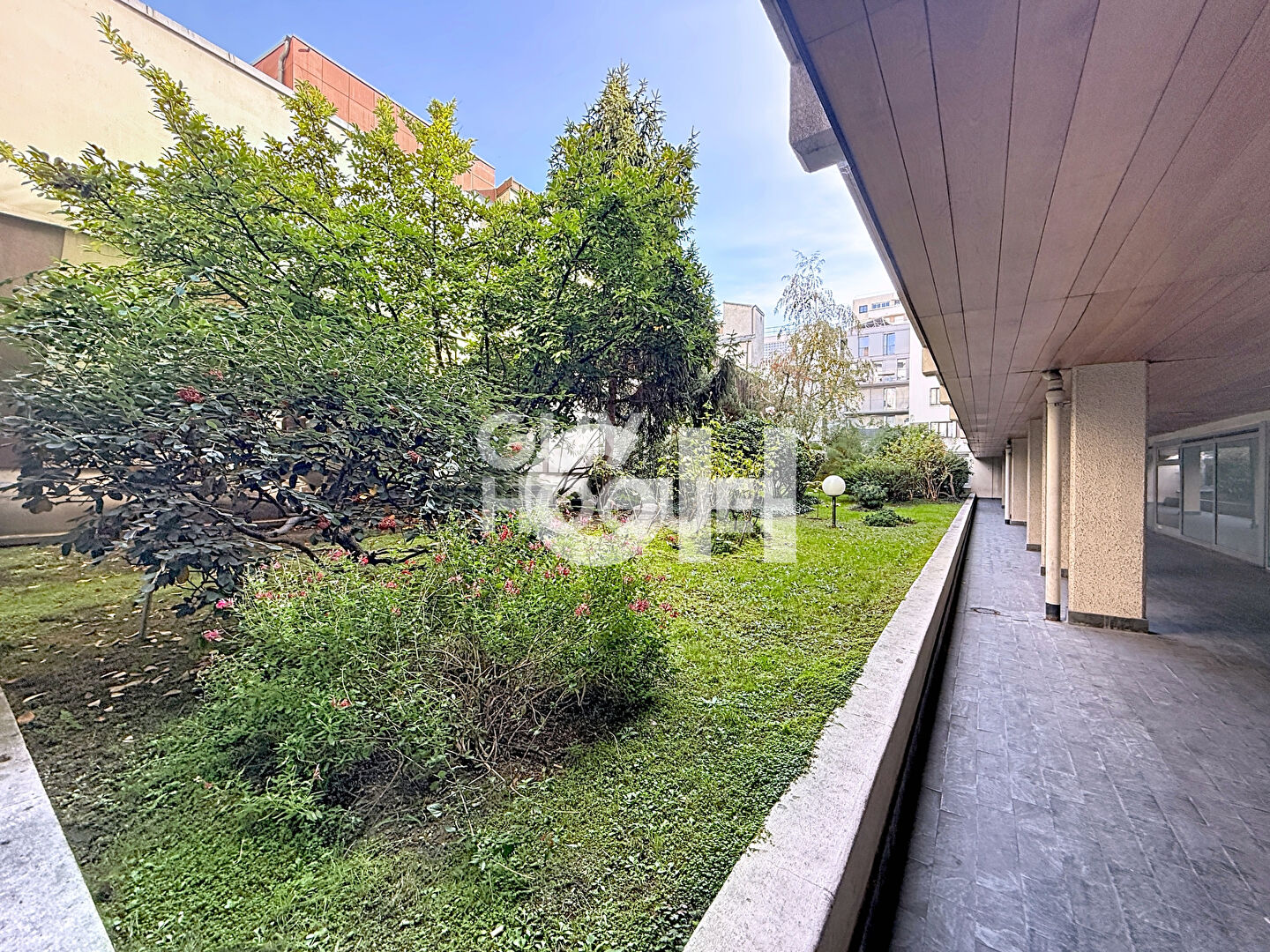 Proximité immédiate de la place de Réunion (75020), des commerces et des transports