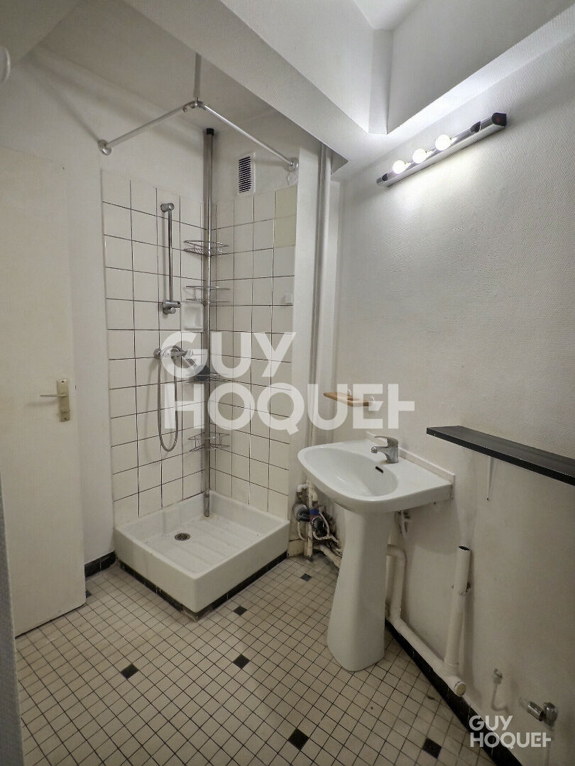 GRAND STUDIO DE 28m2 À RAFRAICHIR