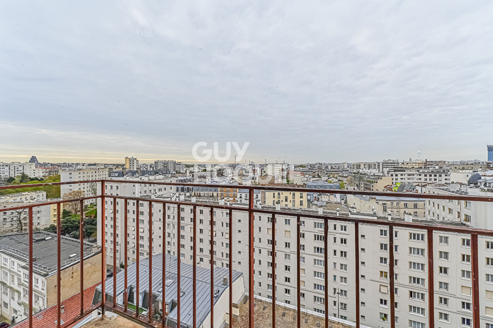 Trois pièces en étage très élevé - Vue dégagée - Lumineux et paisible