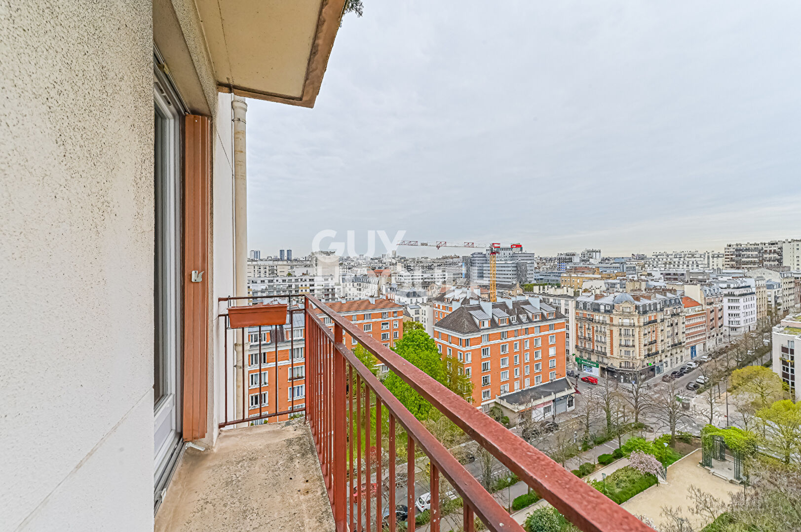 Trois pièces en étage très élevé - Vue dégagée - Lumineux et paisible