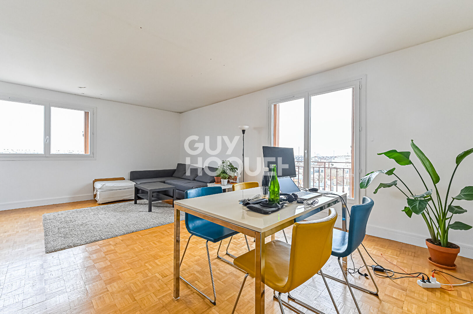 Trois pièces en étage très élevé - Vue dégagée - Lumineux et paisible