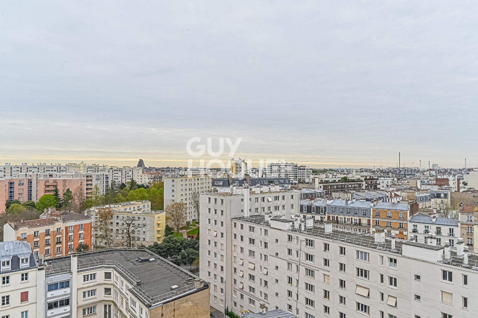 Trois pièces en étage très élevé - Vue dégagée - Lumineux et paisible