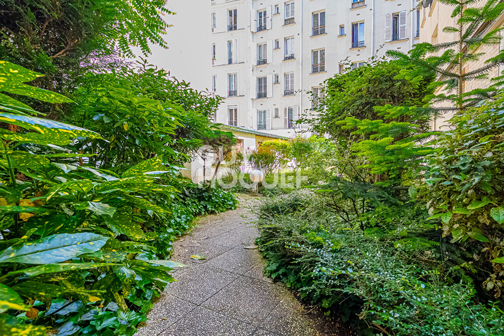 3 pièces 2 chambres / Dernier étage / Ascenseur / Calme / Lumineux / Charme de l'ancien