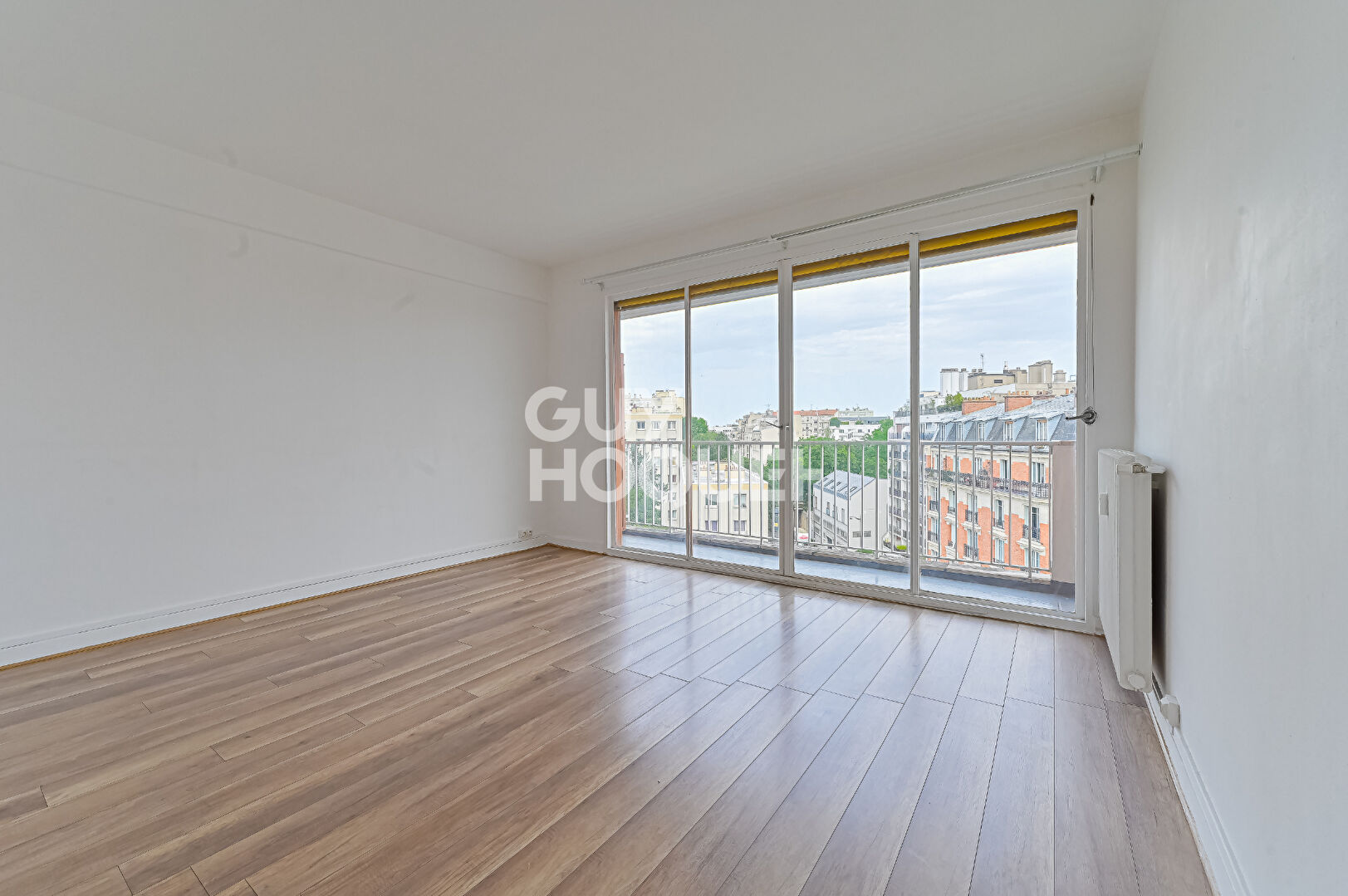 Studio lumineux en étage élevé avec balcon / Vue dégagée