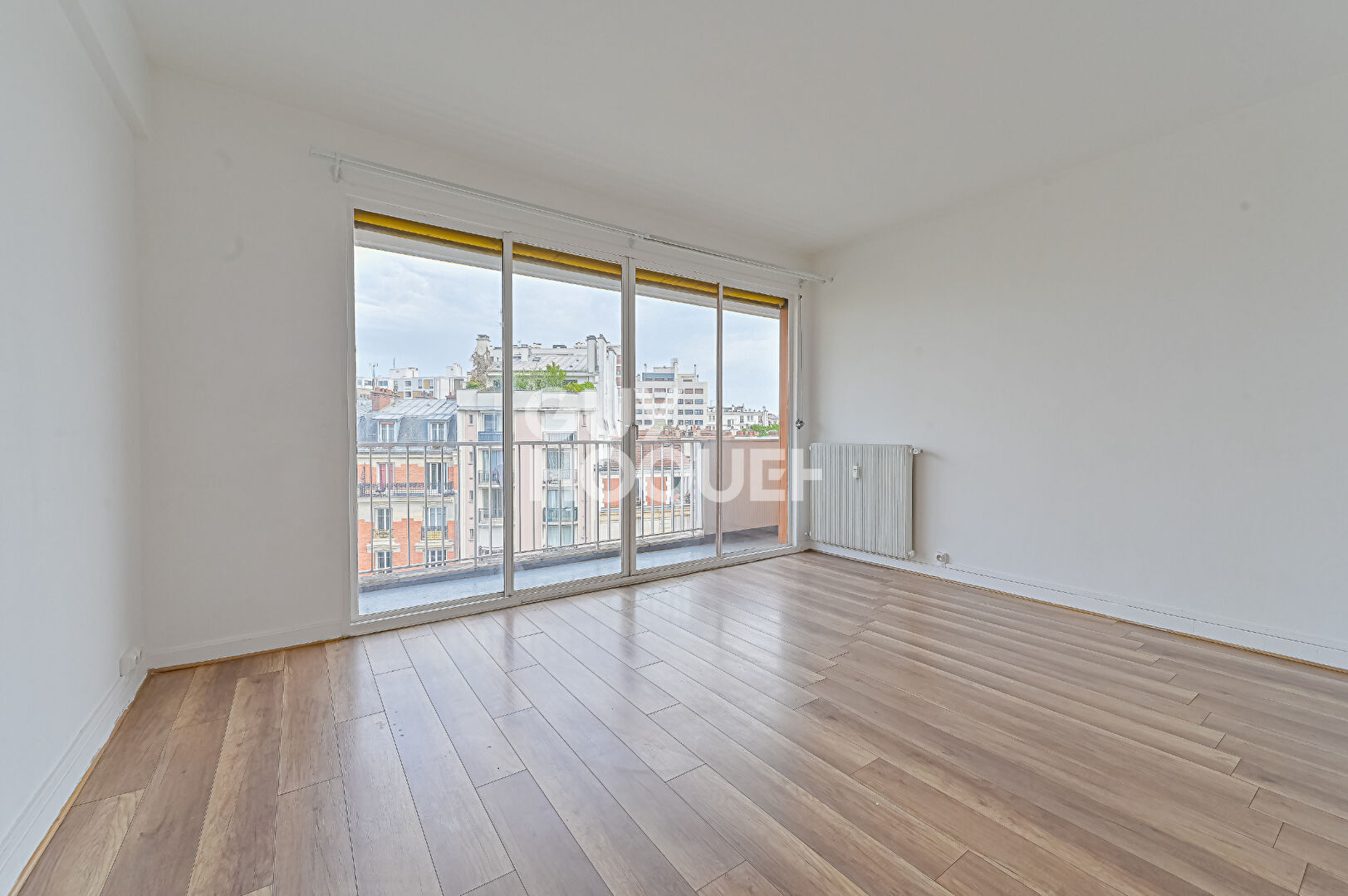 Studio lumineux en étage élevé avec balcon / Vue dégagée