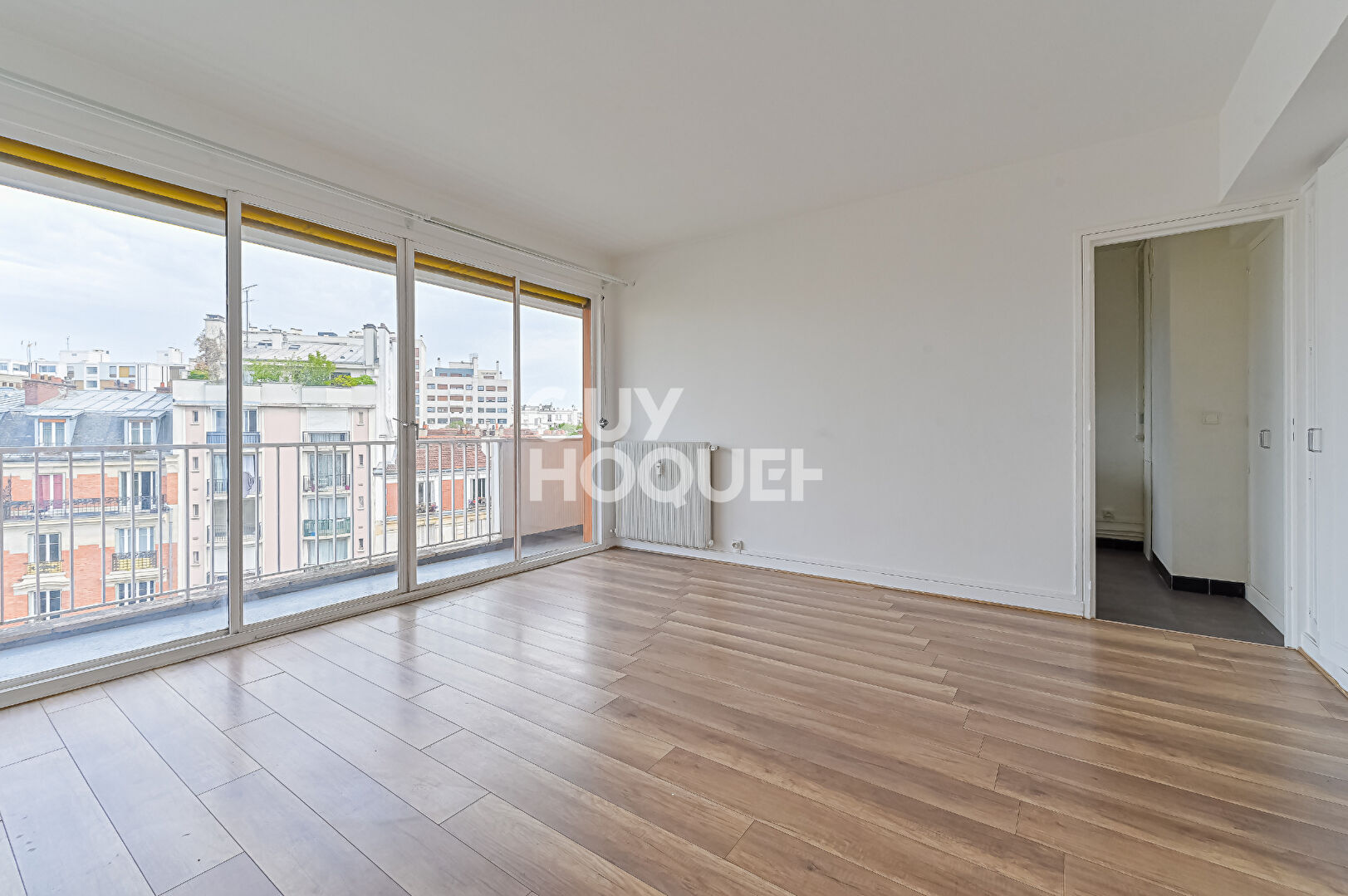 Studio lumineux en étage élevé avec balcon / Vue dégagée