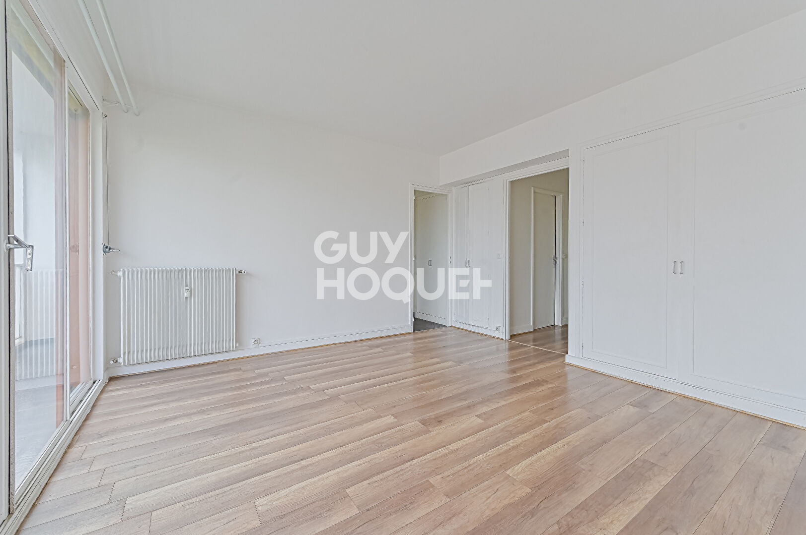 Studio lumineux en étage élevé avec balcon / Vue dégagée