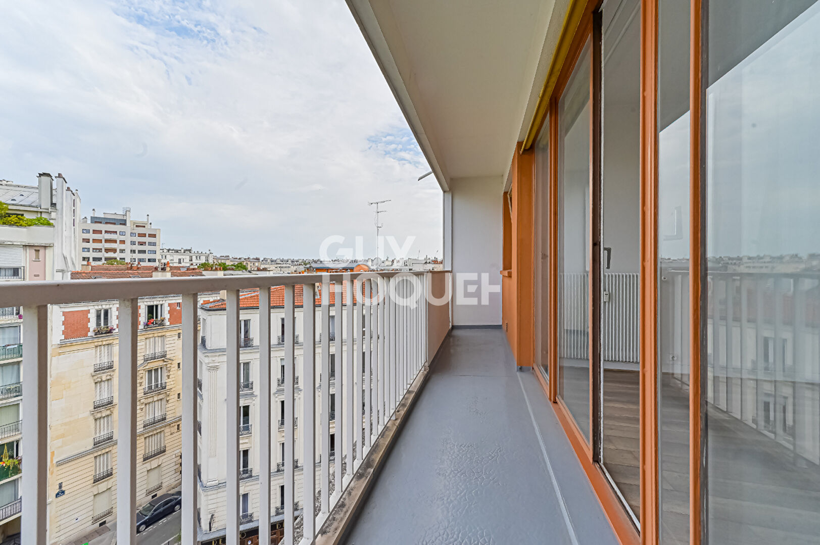 Studio lumineux en étage élevé avec balcon / Vue dégagée