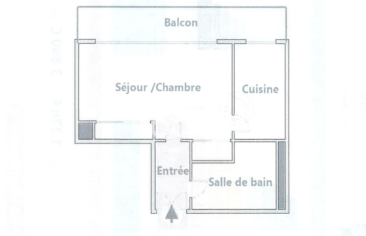 Studio lumineux en étage élevé avec balcon / Vue dégagée