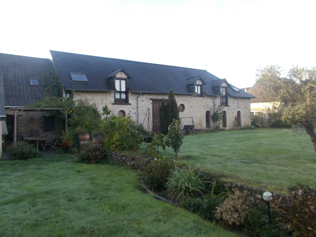 Maison familiale 12 pièces à 15 km de Château-Gontier – Guy-hoquet.fr